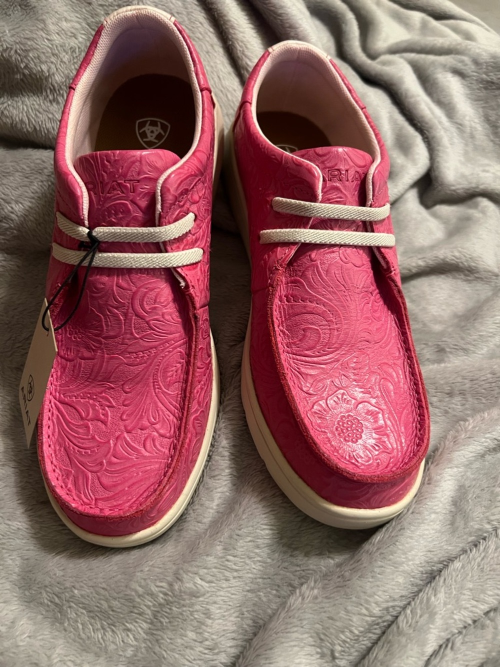Ariat Hot Pink Floral Emboss Women’s Size 6 Leather Upper Shoes, new with tag - Picture 2 of 9